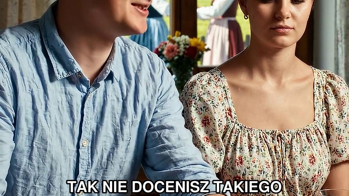 Płatek śniegu na tacy z herbatą