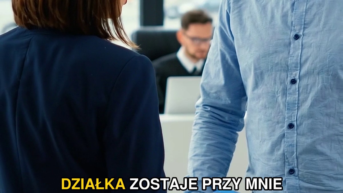 Czterysta osiemdziesiąt złotych za obrus. Halina zapłaciła bez targowania, chociaż w Biedronce takie same prześcieradło kosztowałoby czterdzieści.